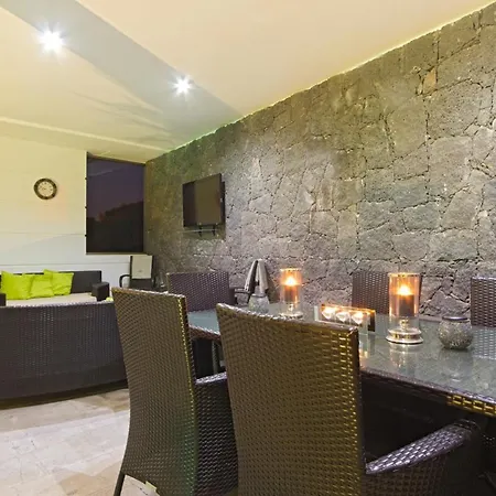 Puerto Del Carmen Sleeps 8 Pool Air Con Wifi Vila
