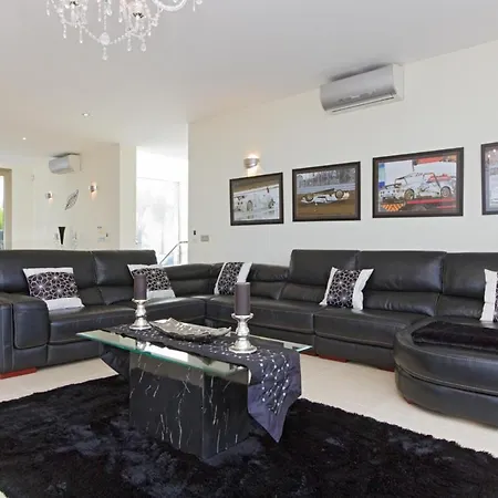 Puerto Del Carmen Sleeps 8 Pool Air Con Wifi Villa Puerto del Carmen (Lanzarote)